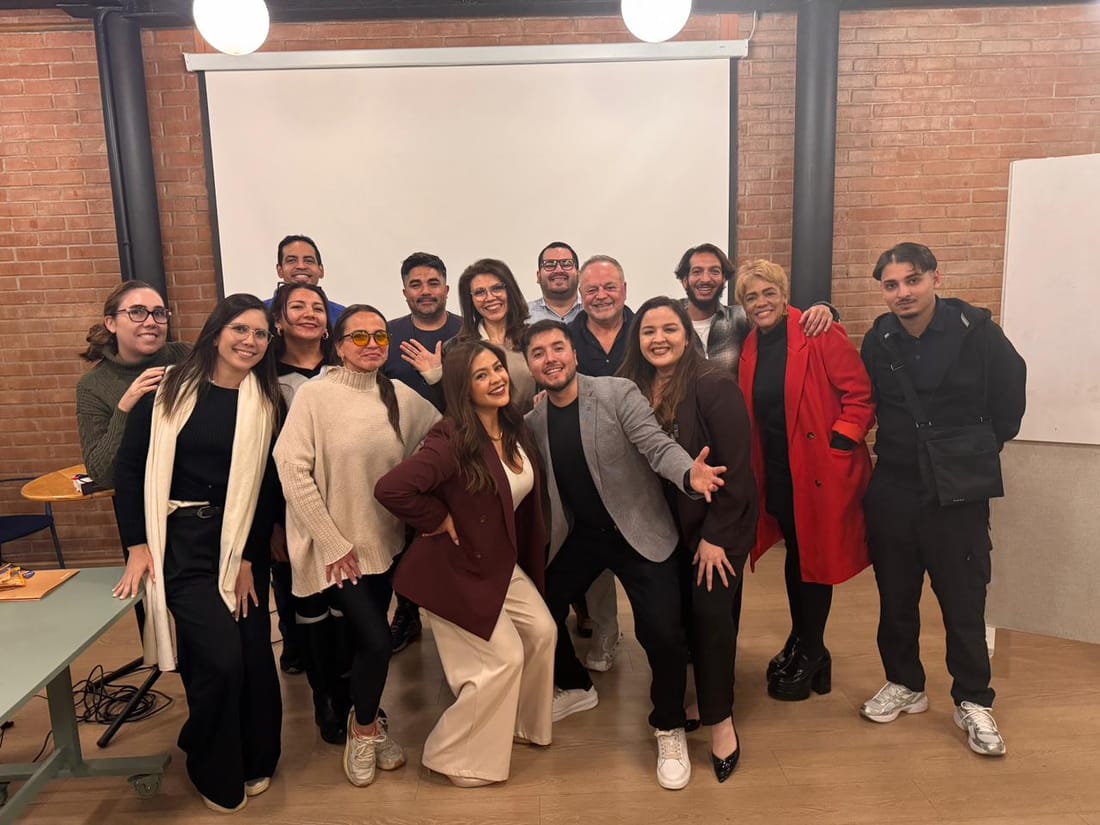Grupo de asistentes en una clase de Yoselvia