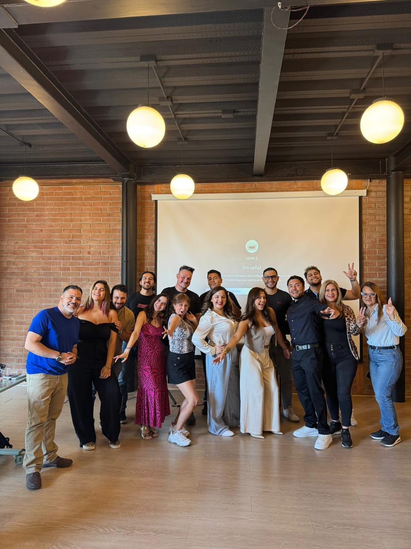 Grupo celebrando al cierre de la clase