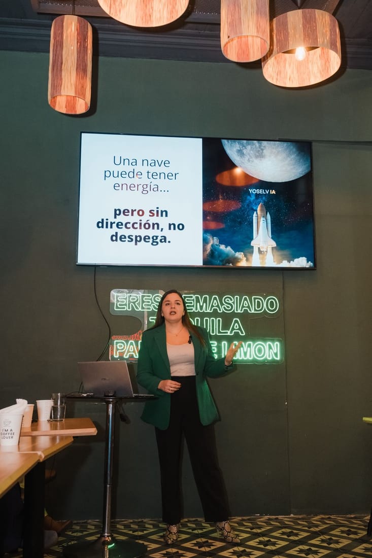 Yoselvia guiando una sesión en vivo