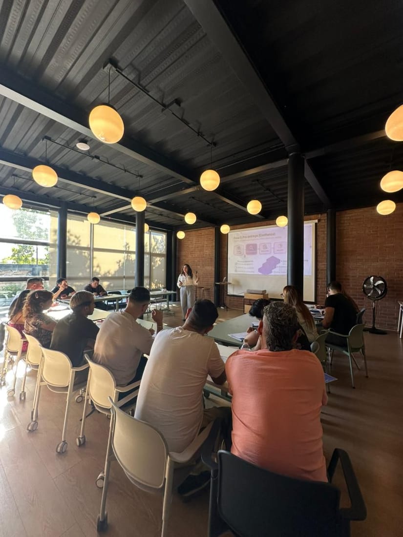 Sala llena de profesionales implementando